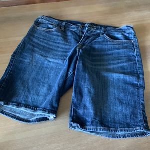 Bermuda Short - Lucky